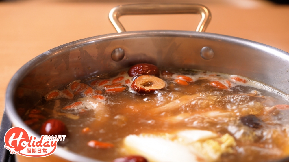 喜歡養生的朋友就可以一嚐花雕雞藥膳鍋，湯底由紅 棗、圓肉、北芪、黨參、當歸、杞子六種藥材所熬製！