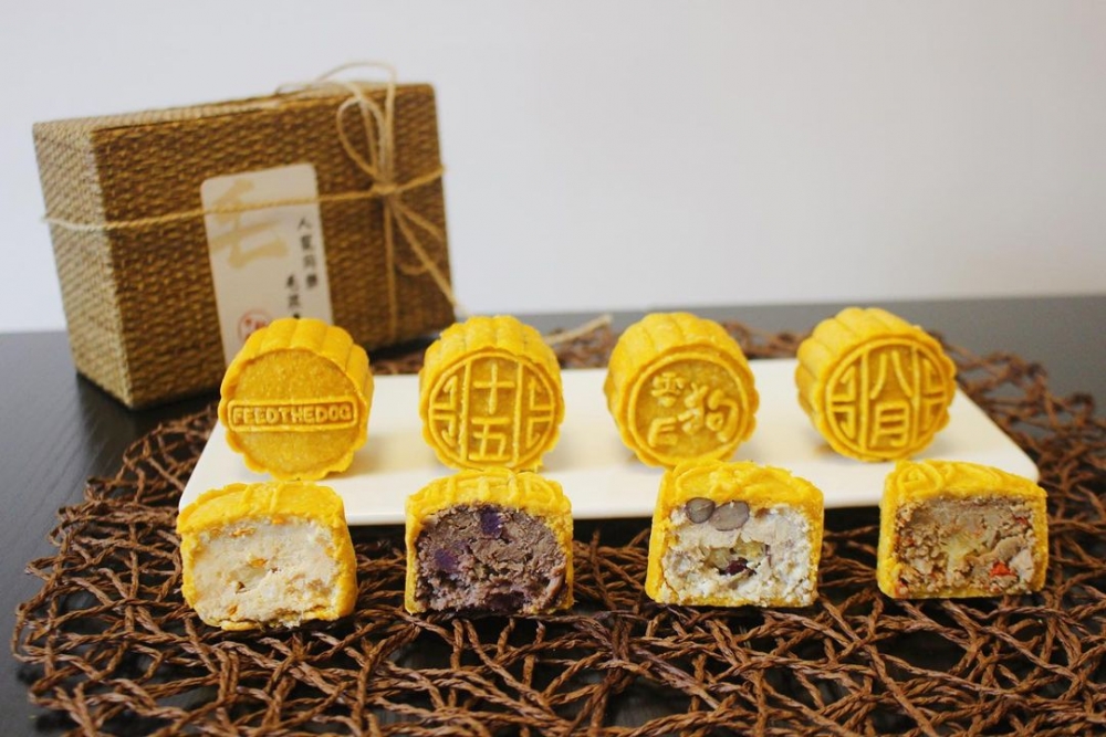 月餅共有雞肉三文魚、鴨肉、鹿肉及雞肉的口味~