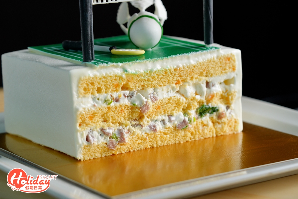 鹹蛋味海綿蛋糕伴以香蔥及煙鴨胸同食，味道有驚喜，食落似三文治，蛋糕質感濕潤，層次分明。