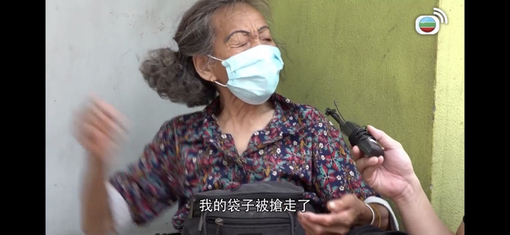 好快婆婆嘅手袋就被搶走！