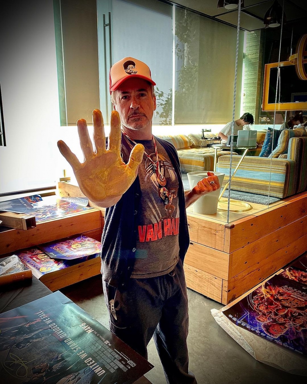 Robert Downey Jr.不但安排Armie Hammer接受毒品、酒精和性成癮的戒斷治療，並負責所有費用，更安排他居住在自己的洛杉磯豪宅。