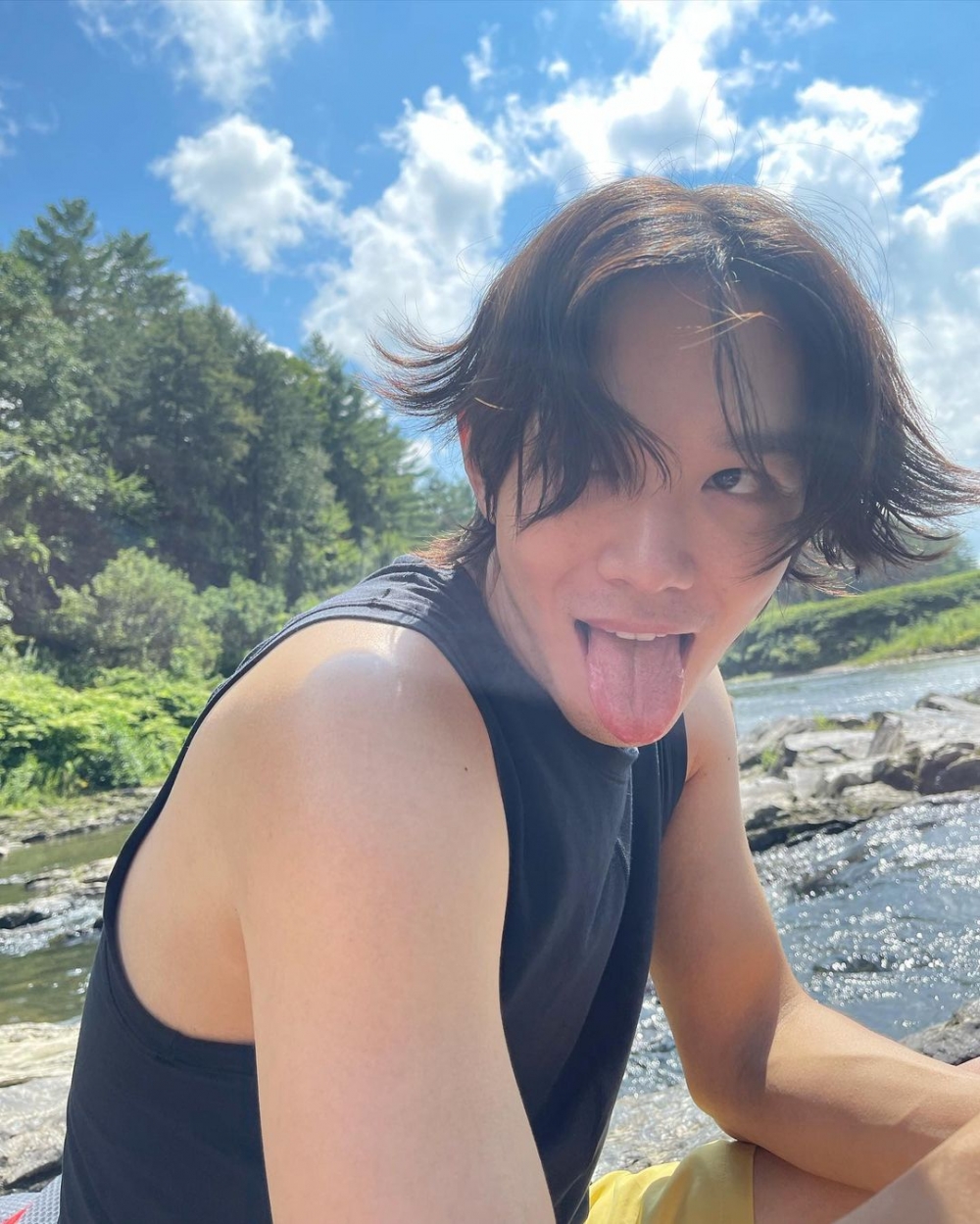 Kevin Oh曾在IG上傳在河邊的照片,並打卡在美國~