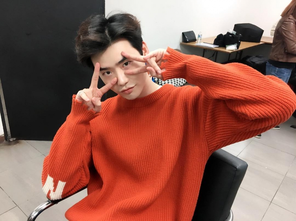 李鍾碩因喜歡拍照時比V而得到一個暱稱「二碩」！