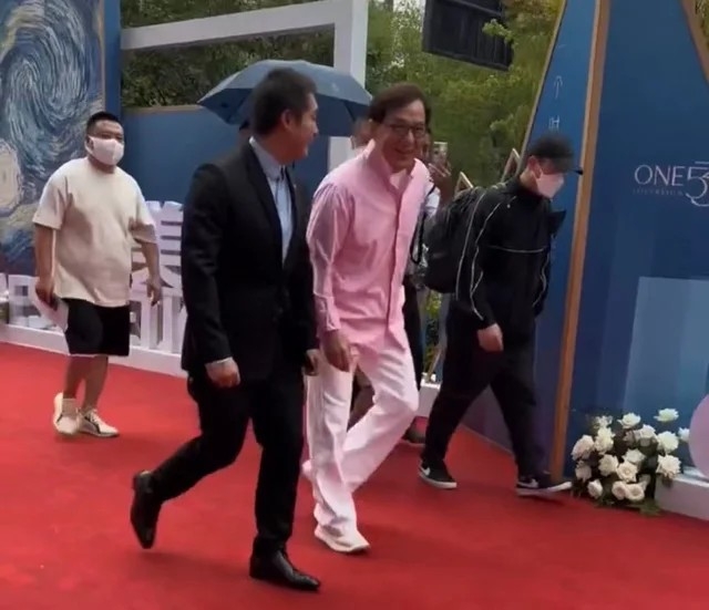 成龍收樓當日心情好靚,任影唔嬲