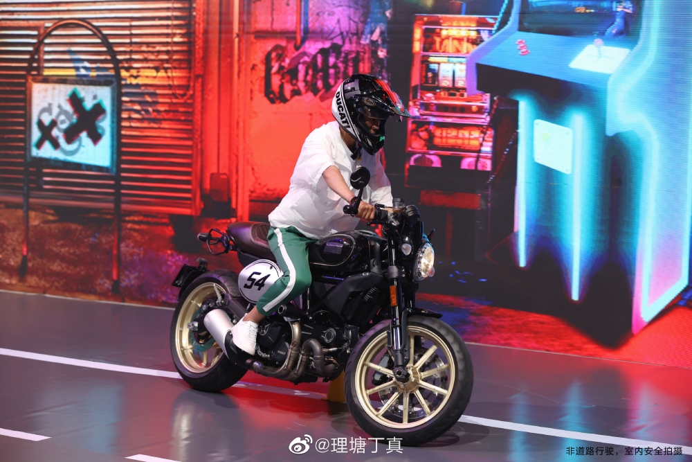早前丁真上內地節目曾騎上電單車