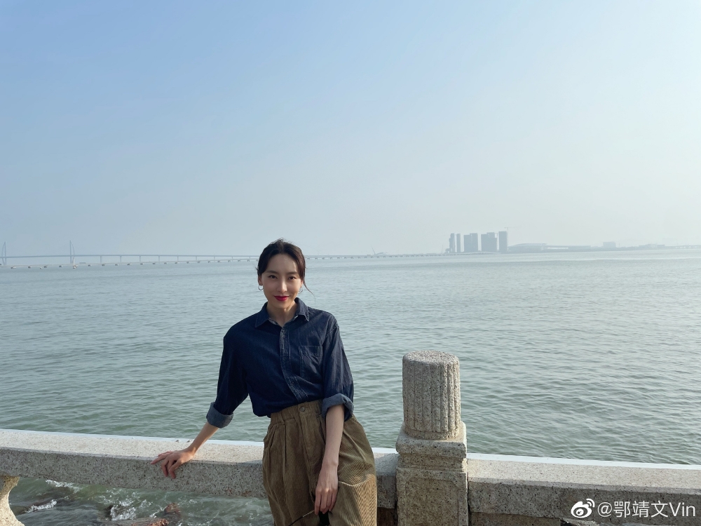 經理人表示鄂靖文堅持拍優質戲劇,又不想上綜藝節目,因此曝光率較低。