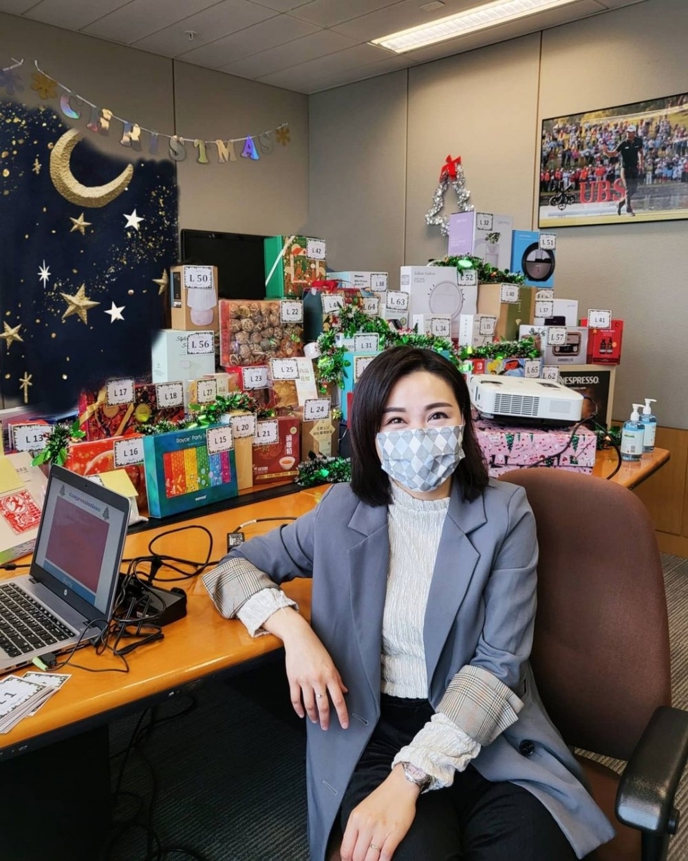 《東張西望》前主持人黃穎君離巢後轉做政府工，任職民政事務局媒體主任。