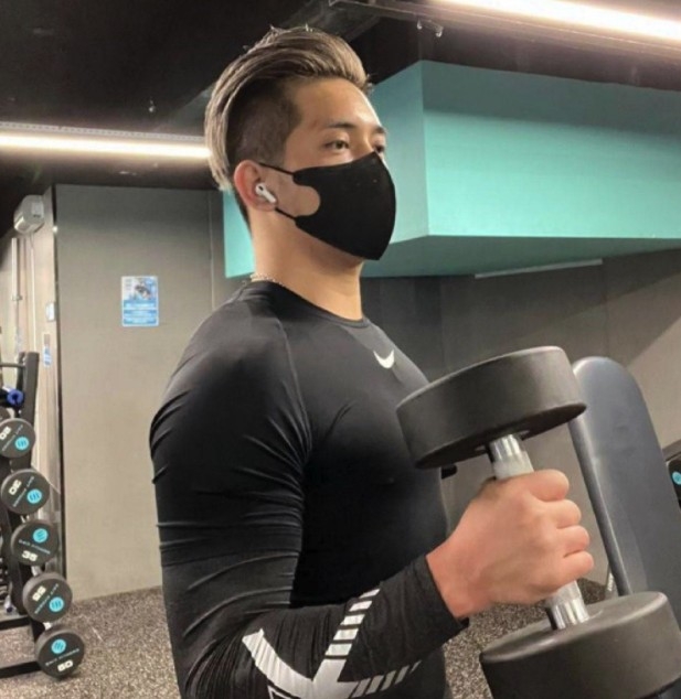 威威近日嘅「除罩」廣告似乎未能令人氣飆升,而佢嘅YouTube頻道嘅點擊率中下降緊?