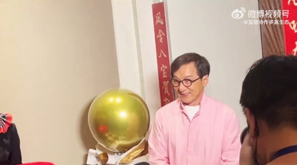 現年68歲嘅成龍近年長駐內地,最近佢到杭州收樓,地產商更為佢舉辦盛大嘅交樓儀式