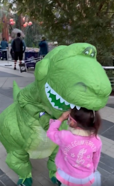 陳冠希萬聖節扮恐龍氹囡囡開心 。