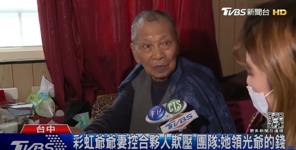 早於今年1月,彩虹爺爺嘅妻子就同「彩虹文創」嘅魏丕仁有爭吵
