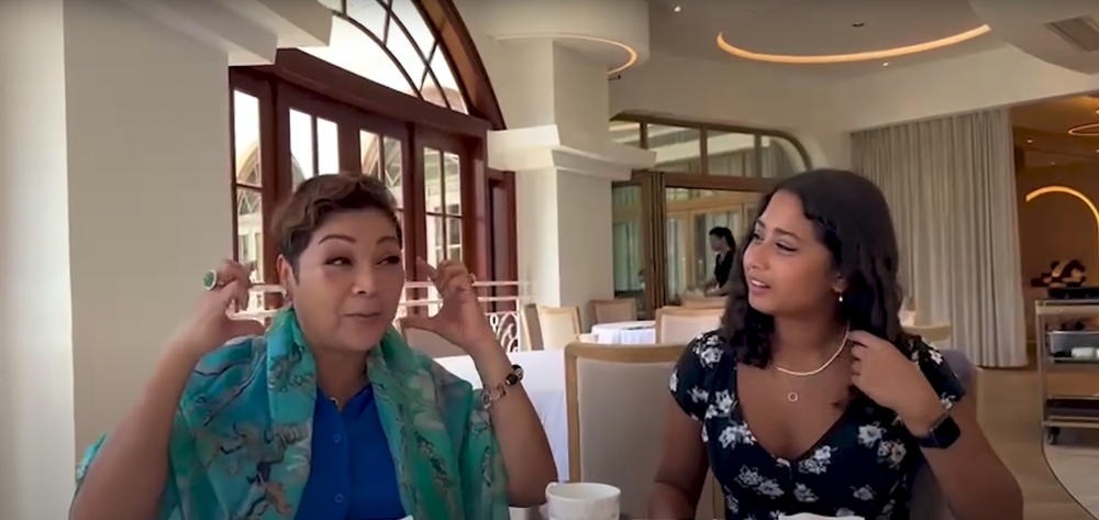 肥媽表示大孫女同佢一樣天生曲髮，所以細個嘅時候叫「攣毛」