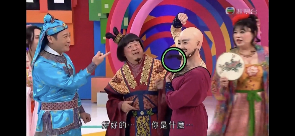 佢仲貼上假嘅毛髮,令其他人都忍唔住大笑~