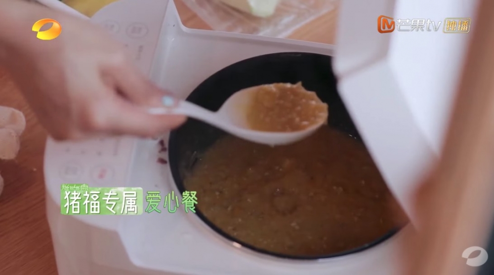 佢仲放埋落電飯煲度煮,Joey再一次表示:「你看!好像挺好吃的!」