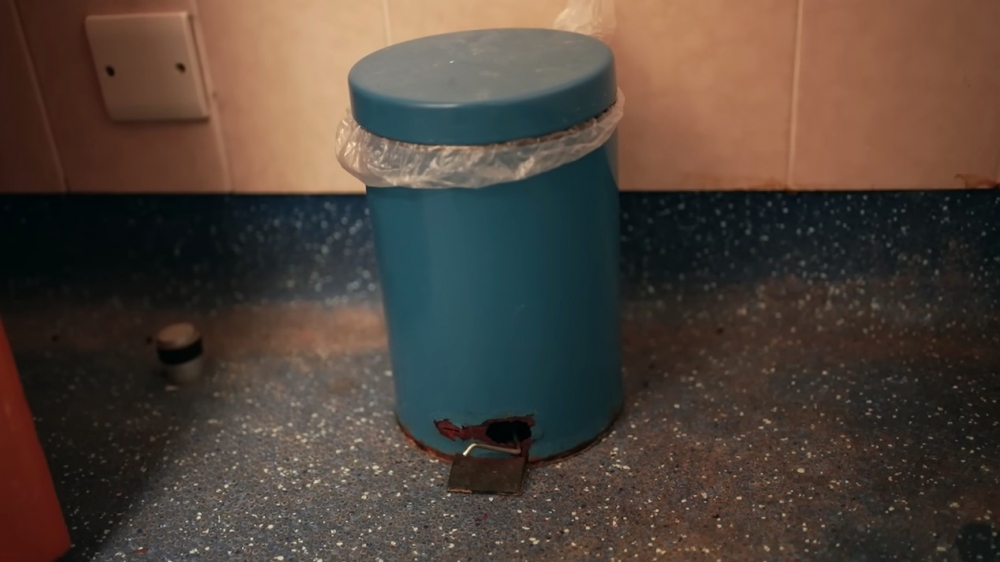 Jason指廁所嘅垃圾桶十分殘