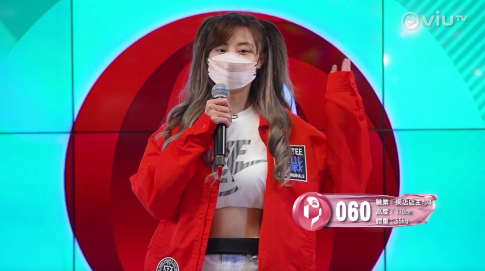 60號佳麗外型獨特,出場就獲得大家嘅關注!