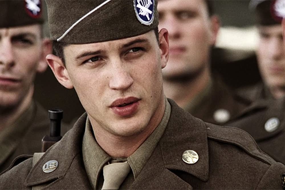 Tom Hardy於2001年在HBO電視劇《雷霆傘兵》飾演一名美國陸軍，當時仍然係比較白净清秀的花美男~