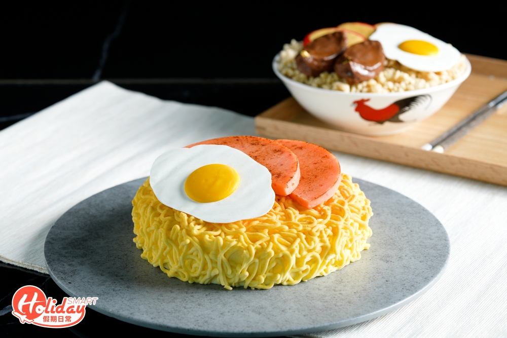 外表激似餐蛋麵的芒果芝士蛋糕，用上時令芒果，酸甜味道剛好，食落不會過膩。