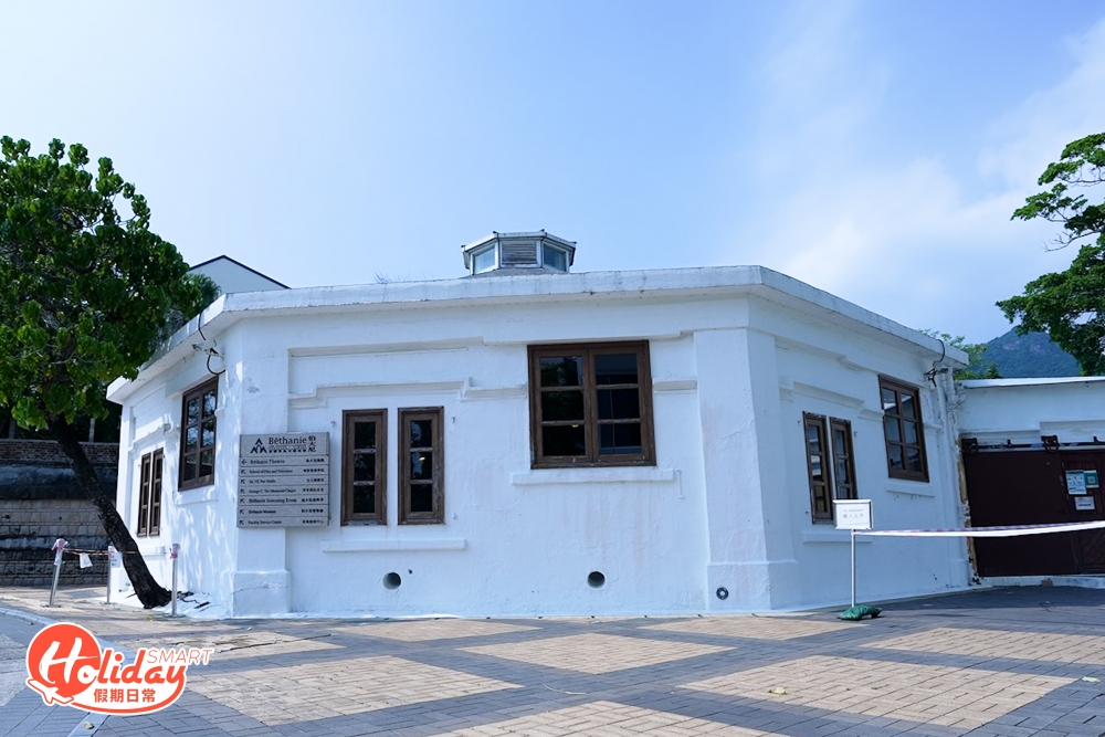 在伯大尼小教堂旁有兩座八角形牛棚，是屬於二級歷史建築，牛棚其實可分為最早期的八角型及長方形牛棚，而這兩座碩果僅存的八角形牛棚，採用灰綠色磚牆建造，磚牆外部經灰泥粉飾，帶有傾斜的鋼筋混凝土屋頂，抬頭即可見到八角形通風塔位於兩個屋頂上，外形簡約和古典。