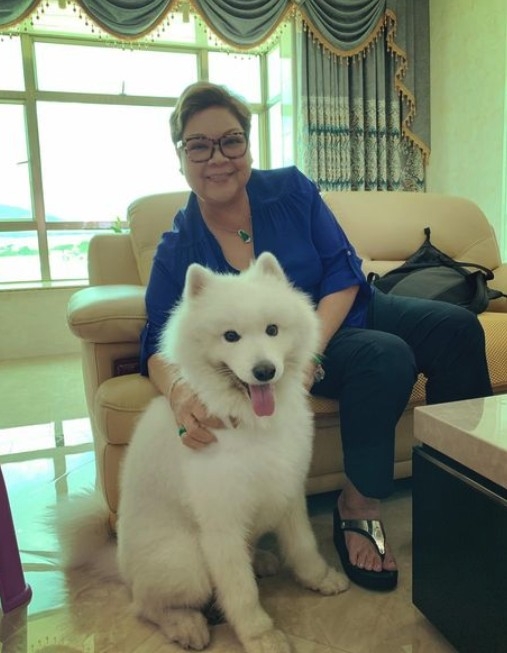 肥媽18歲嘅時候與大佢22年嘅菲律賓丈夫結婚，不過二人喺1989年離婚。