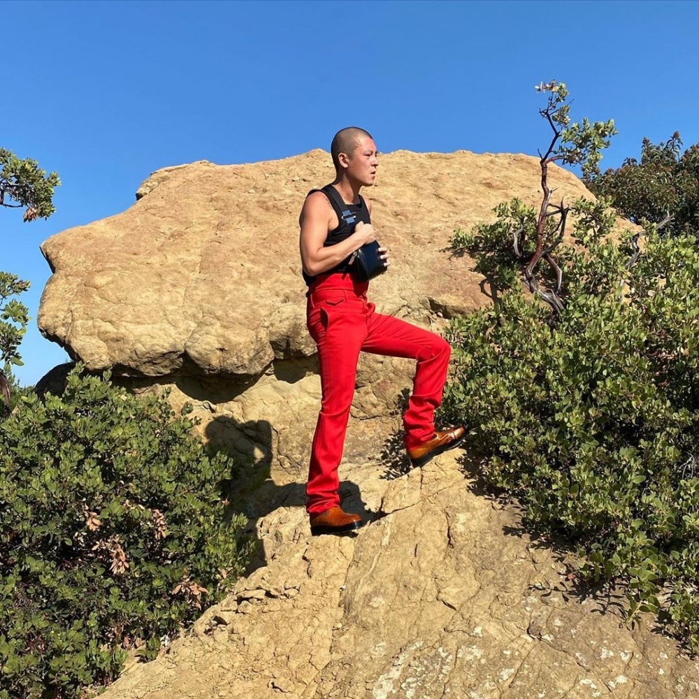 近年Edison因為獨特嘅衣著品味而被笑。