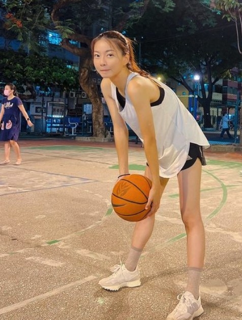 而佢性格陽光開朗