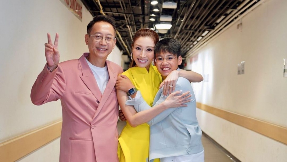 Jayden與爸爸許晉亨以一粉一藍嘅「父子look」現身,加埋媽媽李嘉欣嘅黃色長裙,一家三口襯到絕