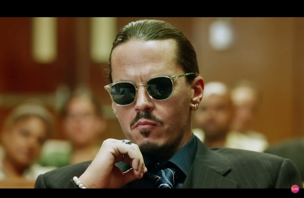 Mark Hapka飾演「Johnny Depp」,還原他的出庭造型。
