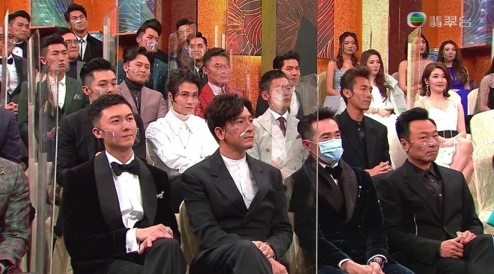 頒獎典禮上陳豪拒用大會提供嘅透明口罩，堅持戴醫用口罩