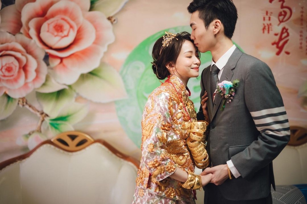 2020年, Rosalina結婚時頸上面至少有10隻龍鳳鐲,架勢十足!