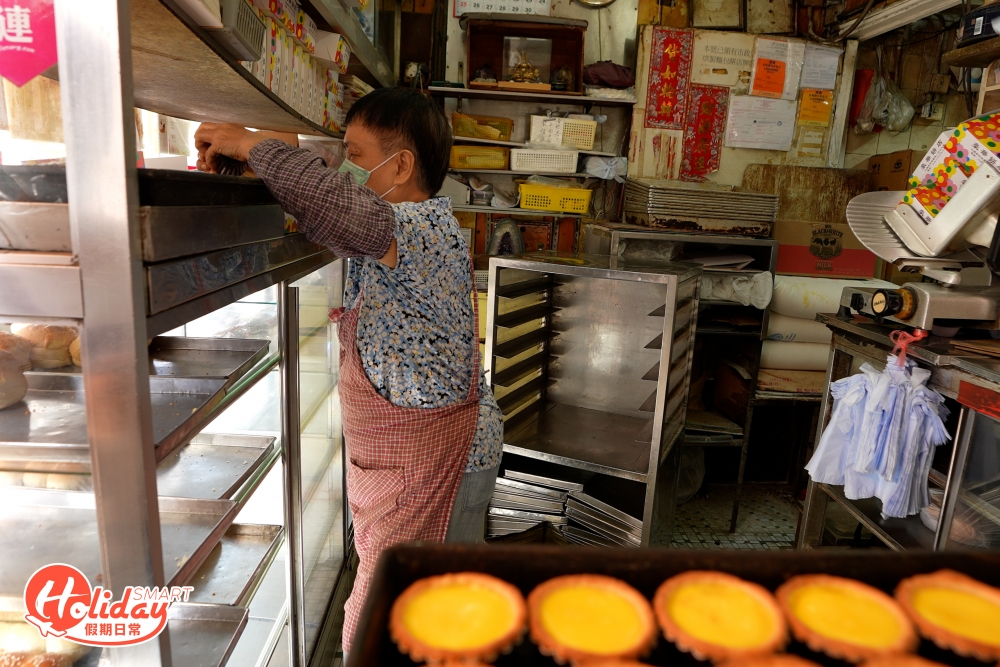 豪華餅店開業48年，除了受一眾街坊青睞，連發哥和蘇施黃亦是其捧場客，老闆娘早前在其他訪問曾提及發哥由1979年開始幫襯，是40年的老顧客，早年最愛招牌蛋撻，近年就較喜歡合桃蛋糕，幾乎每次光顧必食，有次更因為店內太多客人，老闆同老闆娘兩個人忙不停手，發哥竟然二話不說變身成店員幫手賣餅。