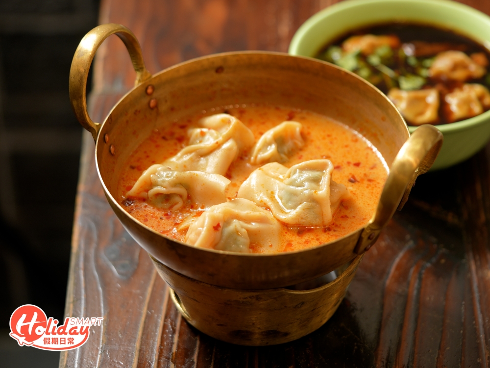 新推岀的泰式冬蔭公湯底，用原鍋盛載着，加上用火燭保温，有泰式風情的味道！