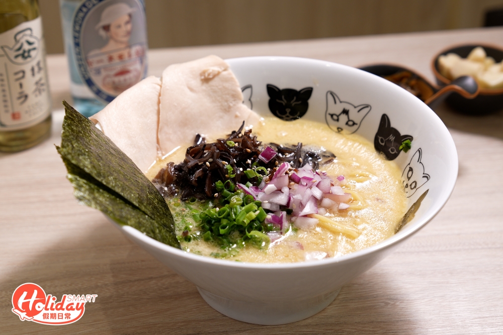 濃厚醬油雞白湯口感富有膠質,伴以九州華味鳥的慢煮雞肉叉燒作配料。