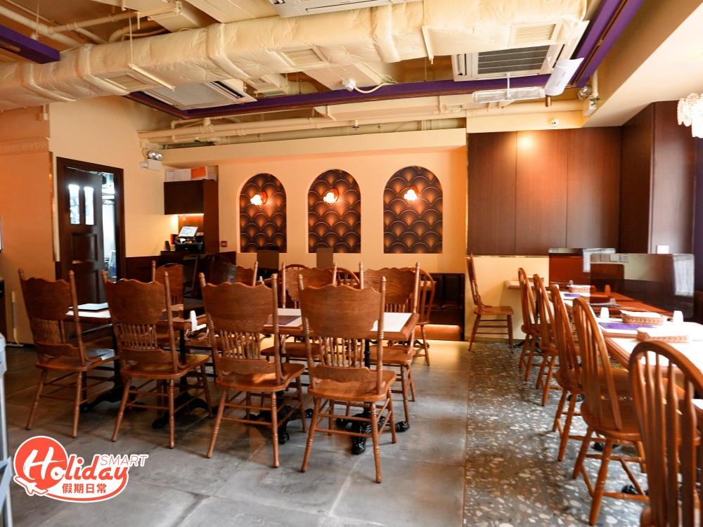 雖然店舖不在當眼位置，但全紫色的舖面卻相當搶眼 ，店內裝修走懷舊復古風，擺放大量復古裝飾，包括壁燈、古董電話、留聲機及深木色座椅等，配上昏暗的燈光和播放著懷舊經典歌曲，充滿懷舊的香港情懷。