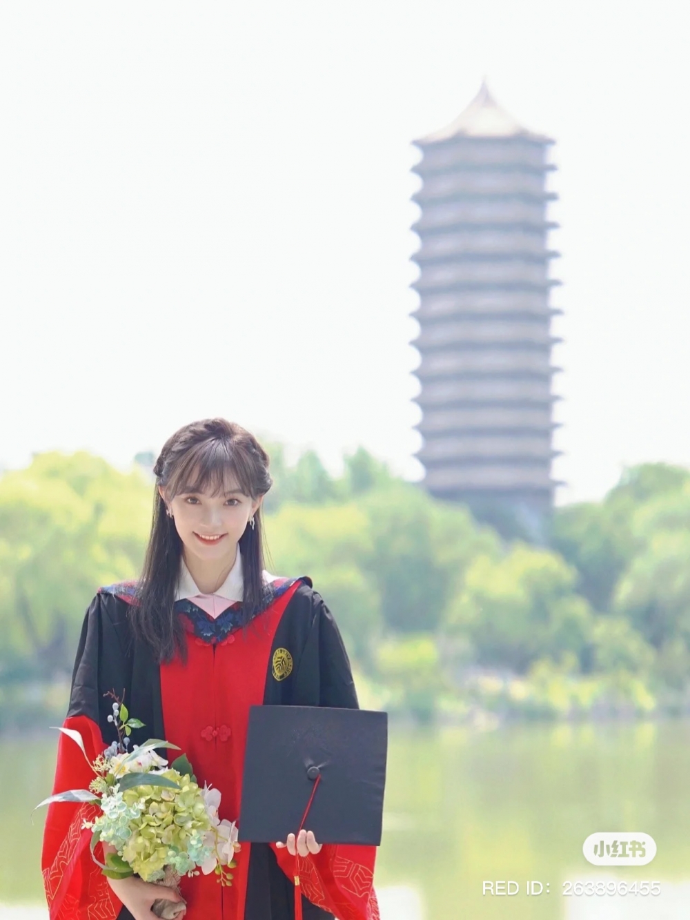 佢本身已經憑精緻五官獲得唔少網民關注，少有名氣！