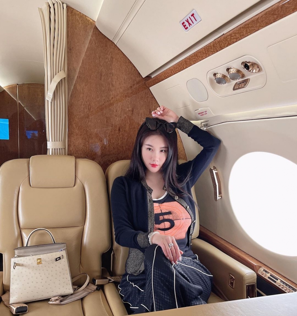 出門孟瑤更係搭私人飛機