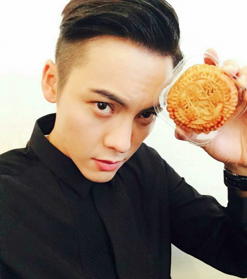 月餅象徵圓月，寓意「團圓」，應該切成一人一份分享。