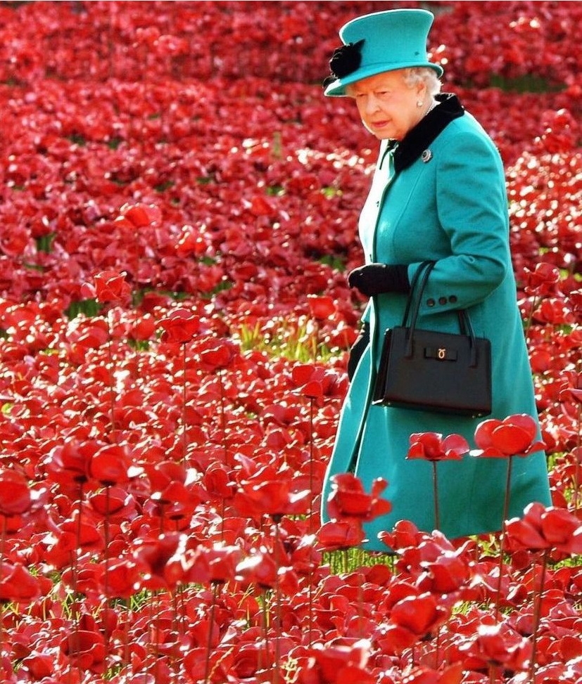 英女王最常用嘅手袋有3款！