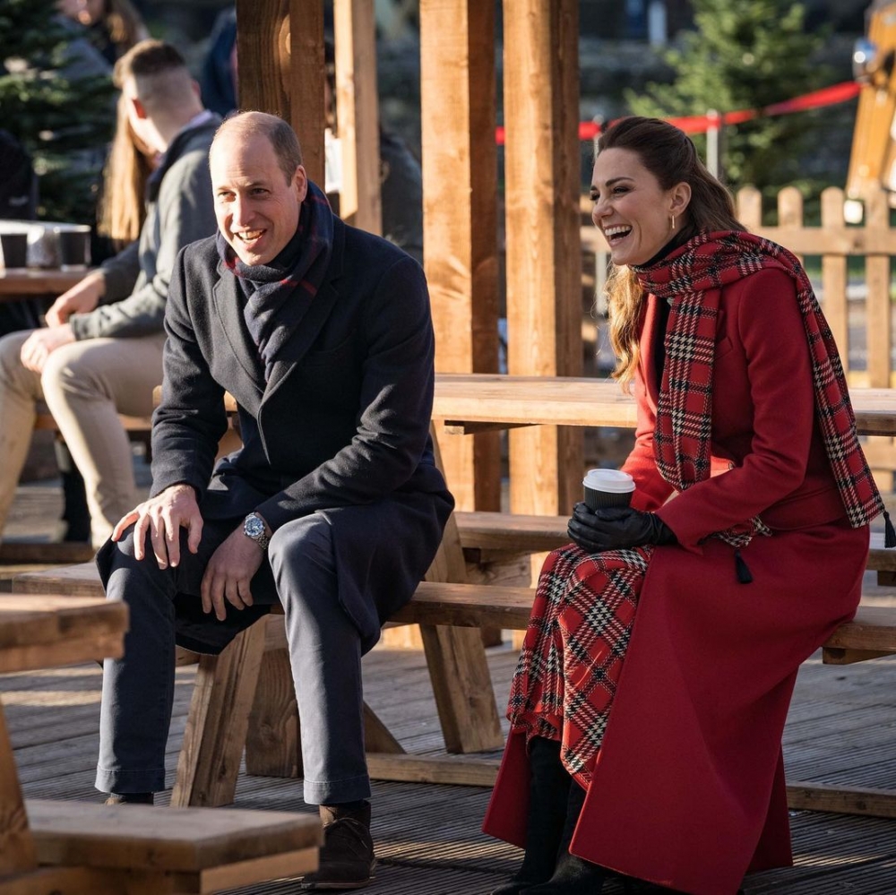 威廉王子送妻子凱特結婚三週年禮物亦係Cartier嘅手錶，有指係特別向母親戴安娜王妃致敬。