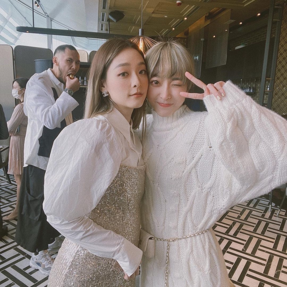 兩姐妹都憑獨特風格,獲得唔少品牌嘅青睞~