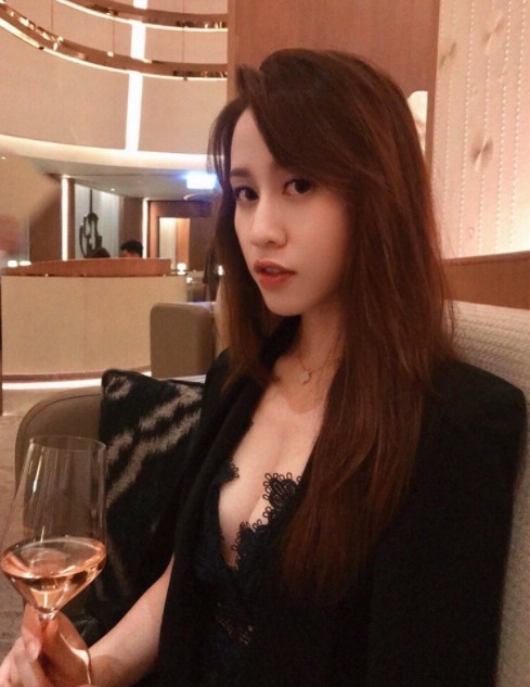 新一代「東張女神」梁菁琳嘅衣著被網民批評,而佢受訪時解釋原因。