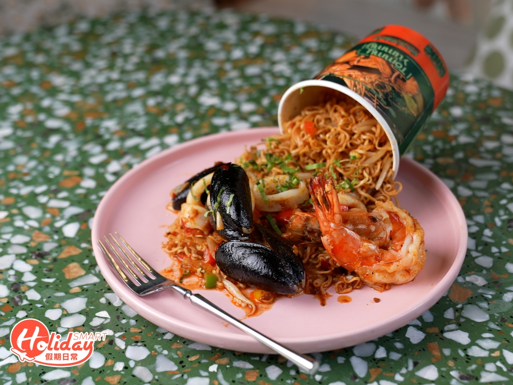 這款虎蝦海鮮混亂杯麵都是打卡菜式，是倒瀉的海鮮杯麵，賣相有趣又豐富。海鮮用上青口、魷象和虎蝦，虎蝦肉質厚實彈牙