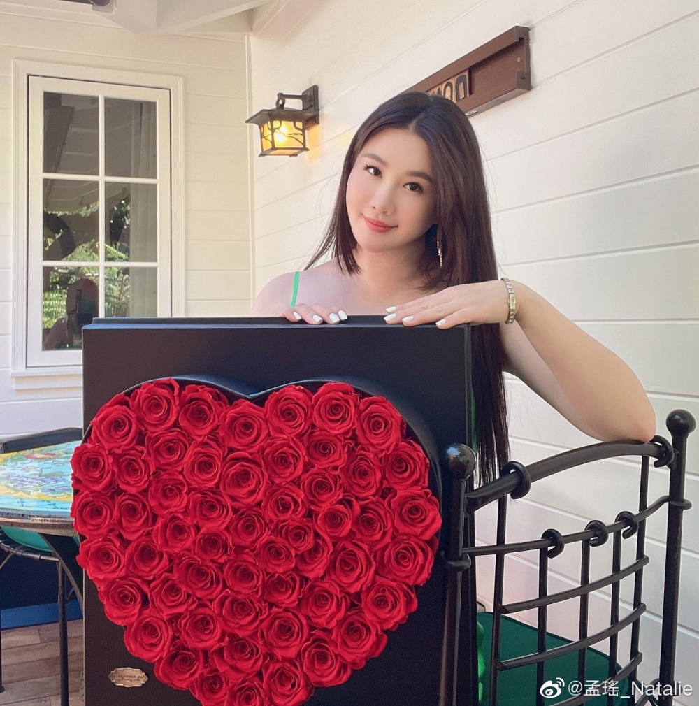 孟瑤用玫瑰心形巧妙遮住孕肚。