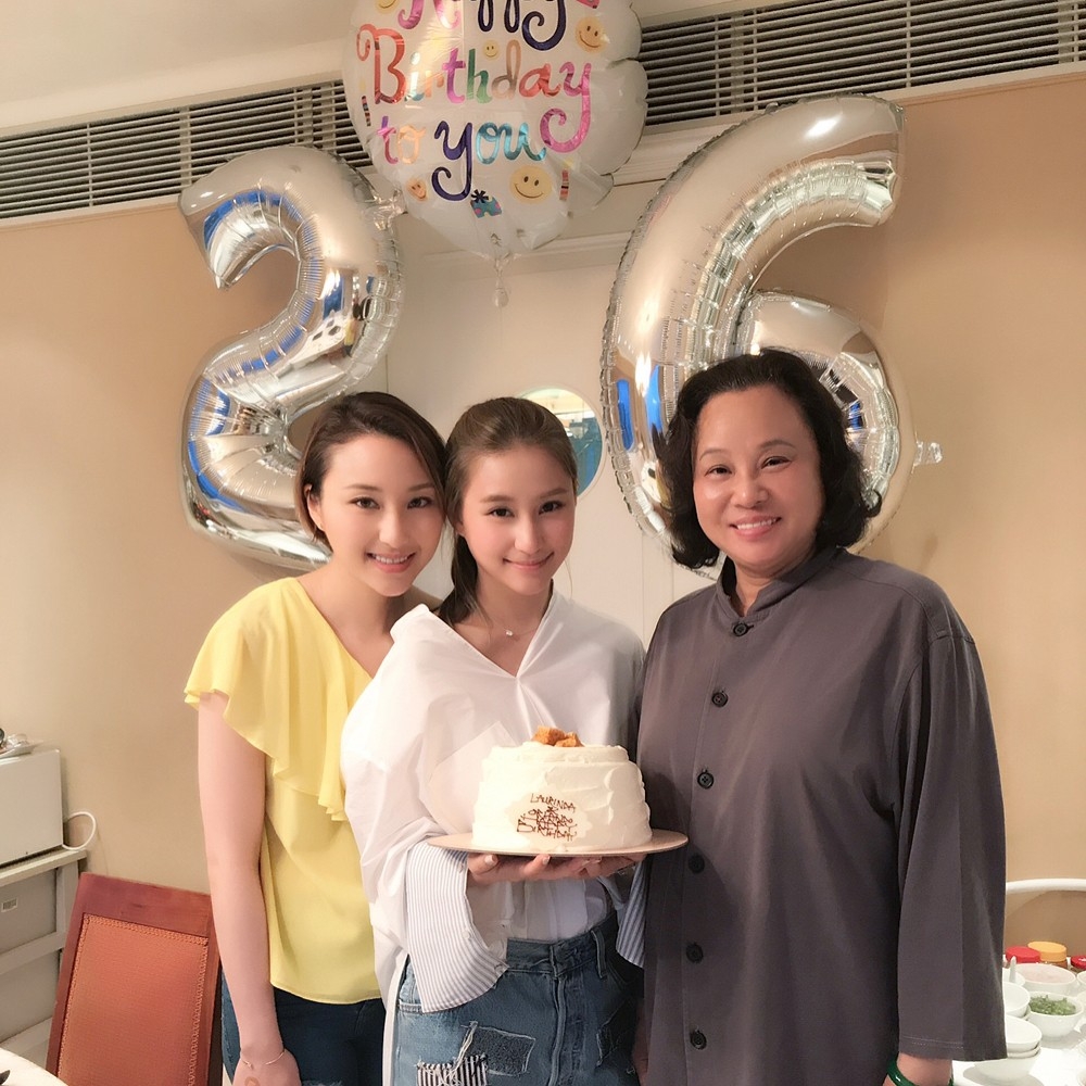 賭王大讚「個個女都靚」嘅三房,兩位千金仍然未出嫁。