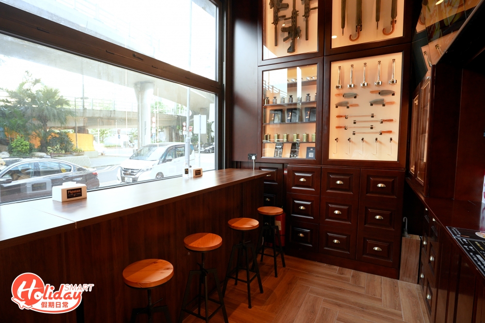 小店主要做外賣生意，設有少量堂食和立食座位，店門前的大玻璃窗更可升起，將室內變成半戶外空間，有種英國街頭酒吧的感覺。原來小店其中一個投資者更是美食Youtuber「唔熟唔食」的Arthur Chan，相信有一定水準。