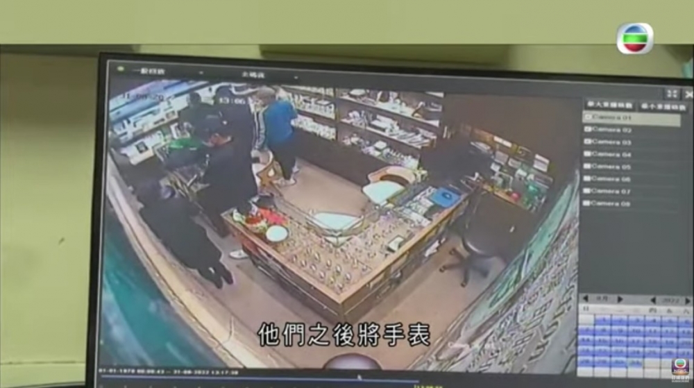 跟隨後面嘅有2個劫匪攞住大黑色袋,掃走櫥窗內嘅名錶,過程大約3分鐘