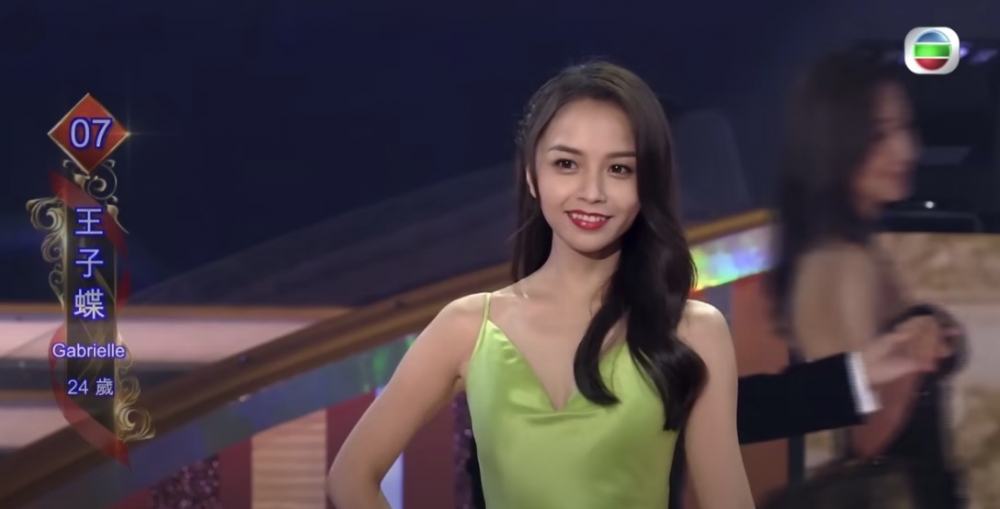 今屆有唔少佳麗都係來自內地,佢哋都努力以半鹹淡嘅廣東話作答問題