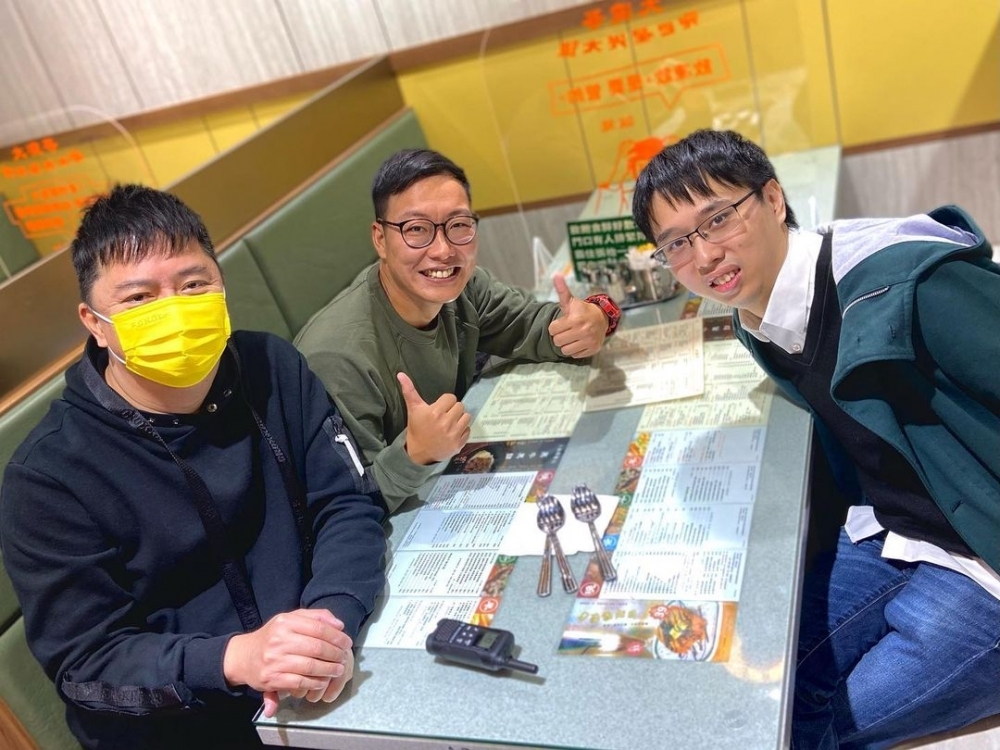 毛記旗下藝人亦經常幫襯渣哥,留有合影。