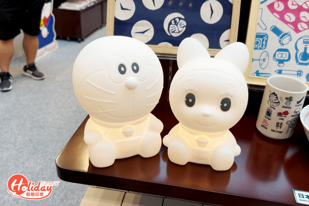 有齊家居用品、裝飾擺設、服飾和首飾等，其中必買多啦A夢和多啦美充電夜燈，有3種亮度選擇及30小時續航力，放在房間最適合不過；還有多款日本製玻璃和木製餐具，實用布袋系列同樣是必買之選，當縣少不了上班帶飯一族必備的飯袋。