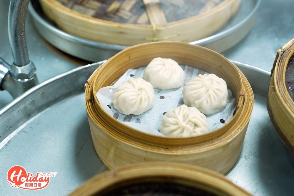 「上海飽餃店」絕對稱得上是貴精不貴多，全店只供應11款包餃和飲品豆漿，全部上海包餃堅持新鮮自家製，上至外皮到餡料都是人手製作，再放入雪櫃待客人下單後即叫即煮，不用工場來貨，不用機器製作，是每間老舖的執著，品質有一定的保證。